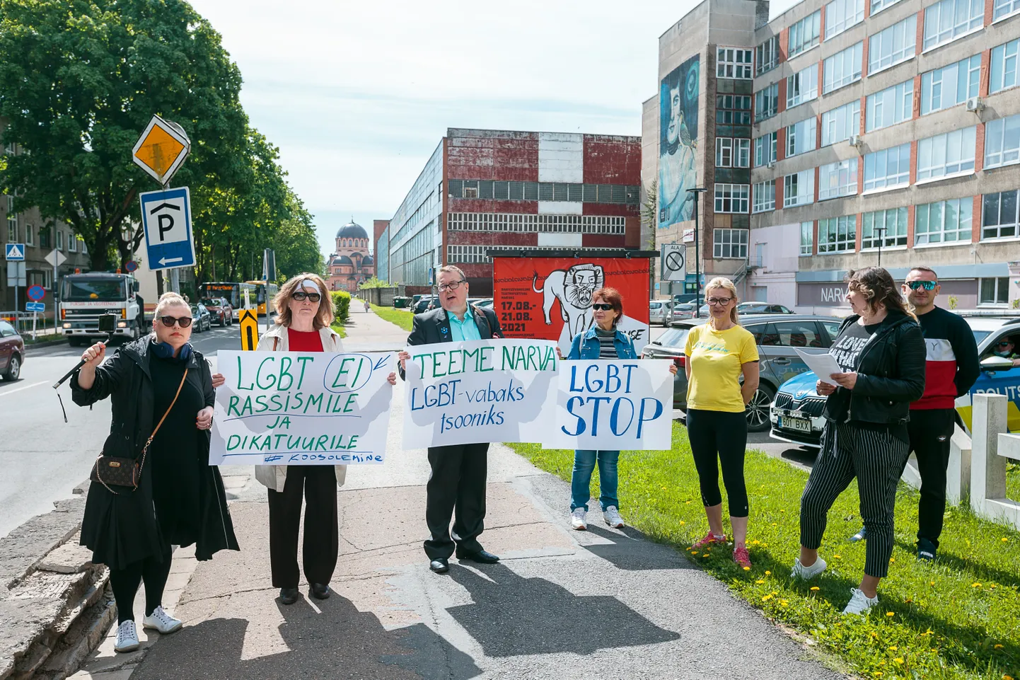 Vabaduse festivali ja LGBT esindajate vastasel protestiaktsioonil osalenud palusid end jäädvustada Issanda Ülestõusmise peakiriku taustal. Pildile jäi ka nende vihatud festivali suur plakat.
