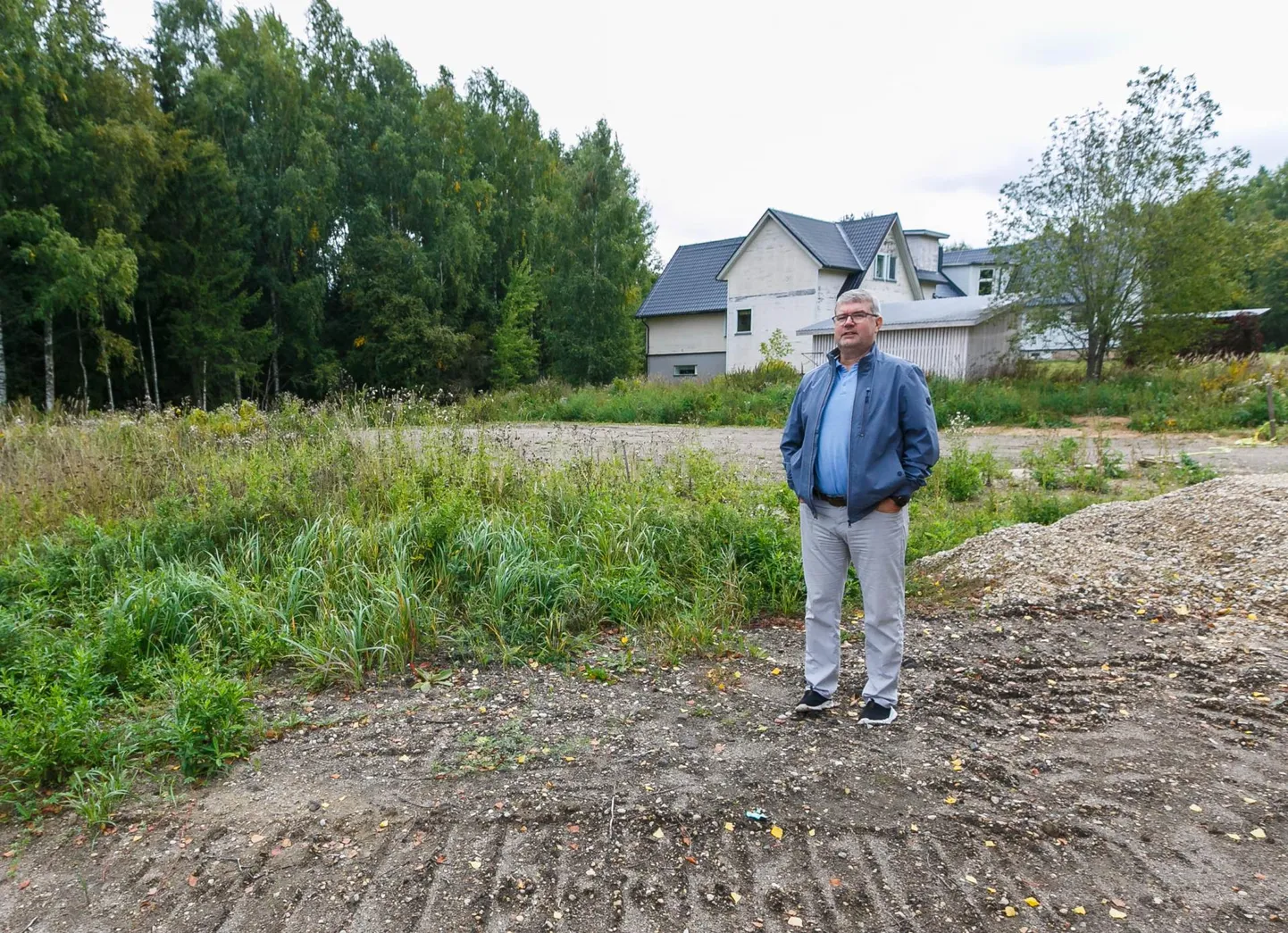 Otepää tervisekeskuse juhataja Andres Arike loodab, et uus hooldekodu saab tulevikus siiski rajatud. Ta seisab olemasoleva hooldekodu taga krundil, kuhu kavandati uue hoone ehitamist.