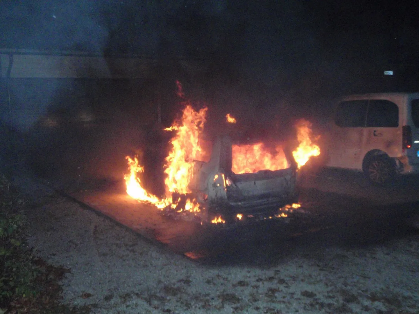 Põltsmaal põles sõiduauto Volvo.