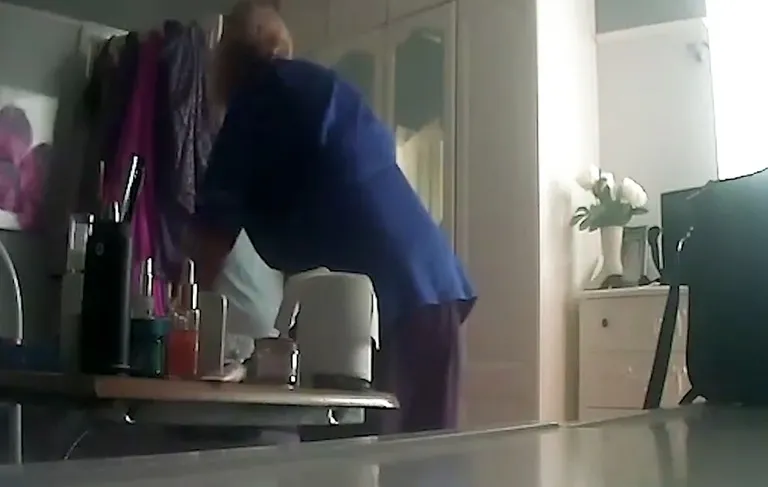 Susan Stuart varastas oma kliendi Debbie Faithi käekotist raha
