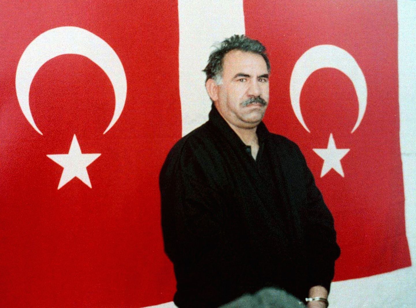 Vangistatud kurdi separatistide liider Abdullah Öcalan Türgi lippude ees.