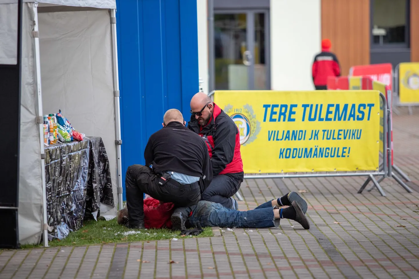 Turvafirma töötajad väänasid pealtvaataja pikali ja viisid tribüünilt ära. Kas jõu kasutamine oli põhjendatud, ei osanud jalgpalliliidu esindaja öelda.