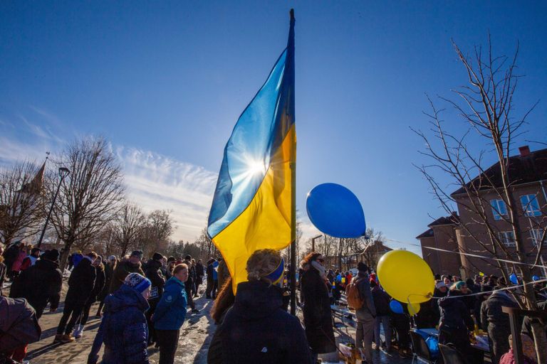 Viljandis Vabaduse platsil korraldati märtsi alguses Ukraina toetuseks heategevuslik kontsert.