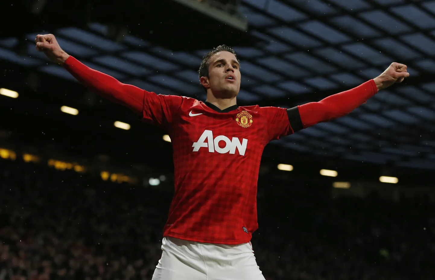 Tänavusel hooajal Premier Leagues 21 väravat löönud Robin van Persie saab täna õhtul tõenäoliselt tähistada oma esimest Inglismaa meistritiitlit.