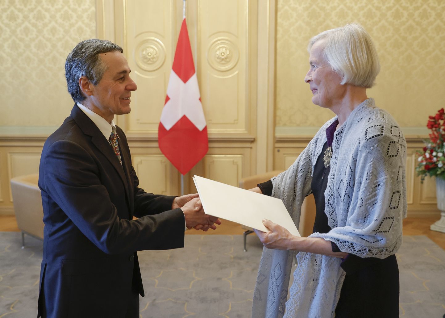 Eesti suursaadik Šveitsis Merle Pajula annab üle volikirja Šveitsi Konföderatsiooni presidendile Ignazio Cassisele.