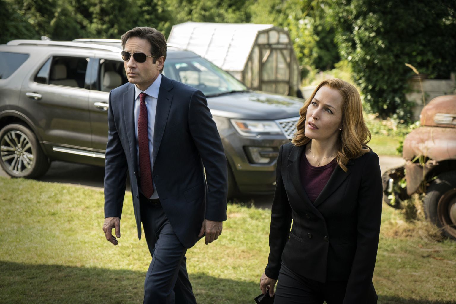 Kaader seriaalist «Salatoimikud». Pildil David Duchovny Fox Mulderina ja Gillian Anderson Dana Scullyna