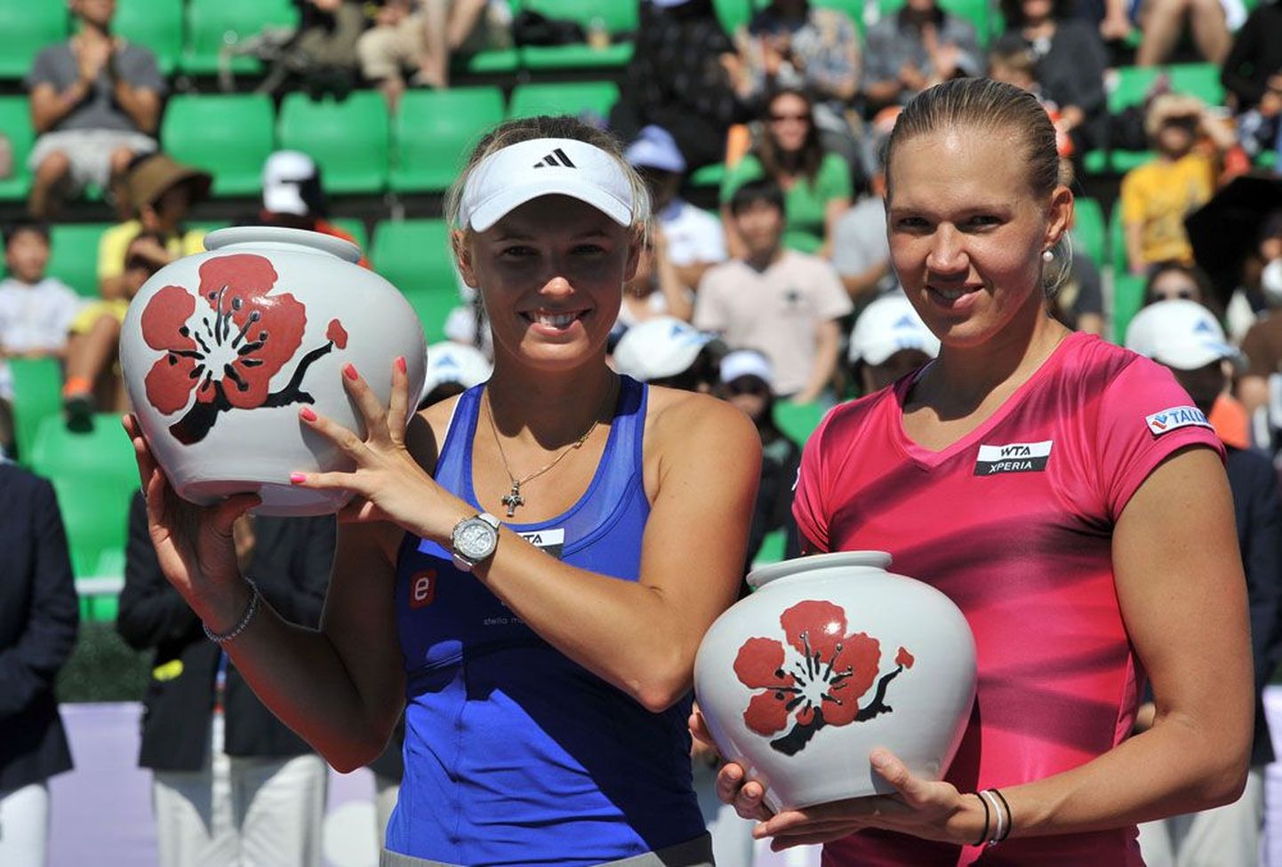 Kaia Kanepi (paremal) pidi Souli turniiri finaalis tunnistama Caroline Wozniacki      kindlat paremust. Kanepi jaoks oli see tänavu kolmas finaalmäng.