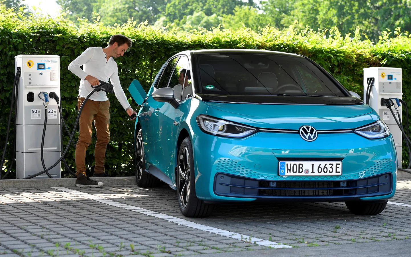Volkswageni elektriauto ID.3 tootmiseks kulub 30 tundi, Tesla saab Model 3 valmis 10 tunniga
