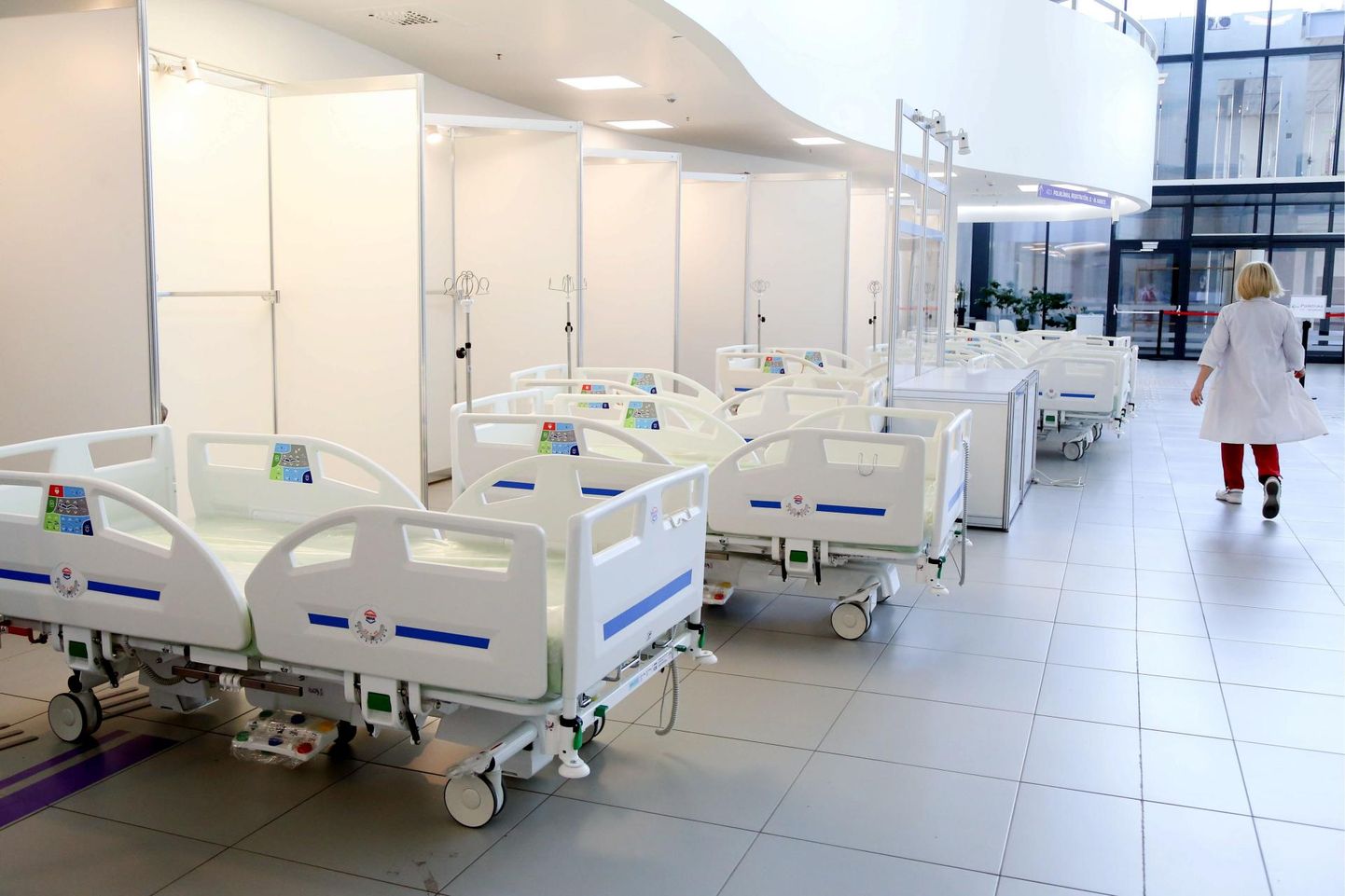 Uute voodikohtade ettevalmistamine Riia Pauls Stradiņa kliinikumis, kus avatakse Covid-19 haigetele täiendav osakond. 