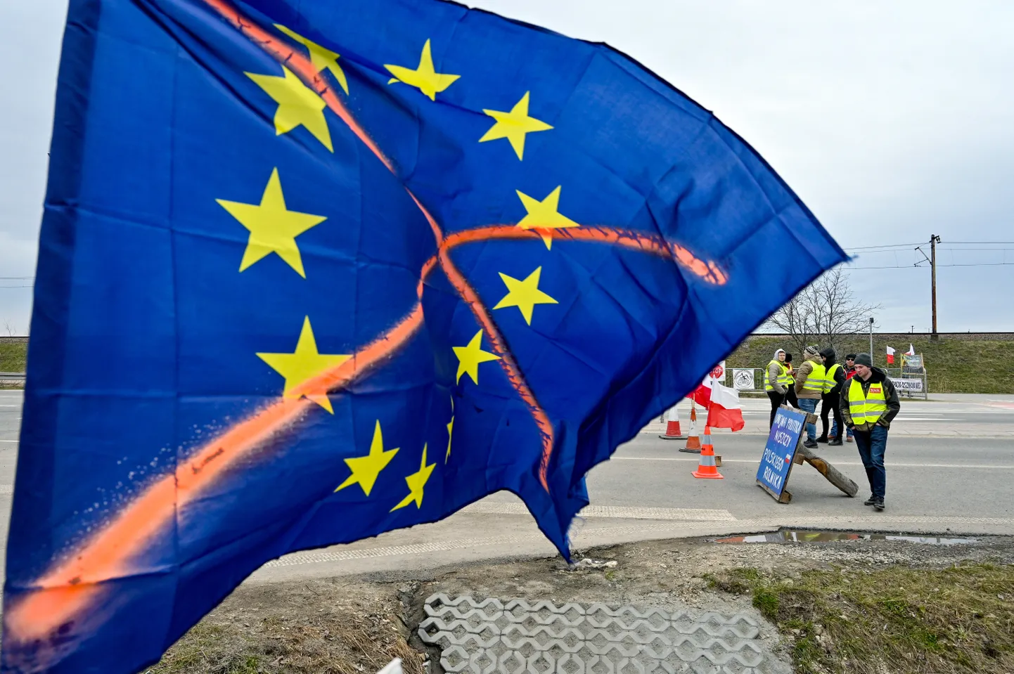 Määritud Euroopa Liidu lipp Poola-Ukraina piiril, kus poolakatest meeleavaldajad blokeerisid Ukraina veokeid.