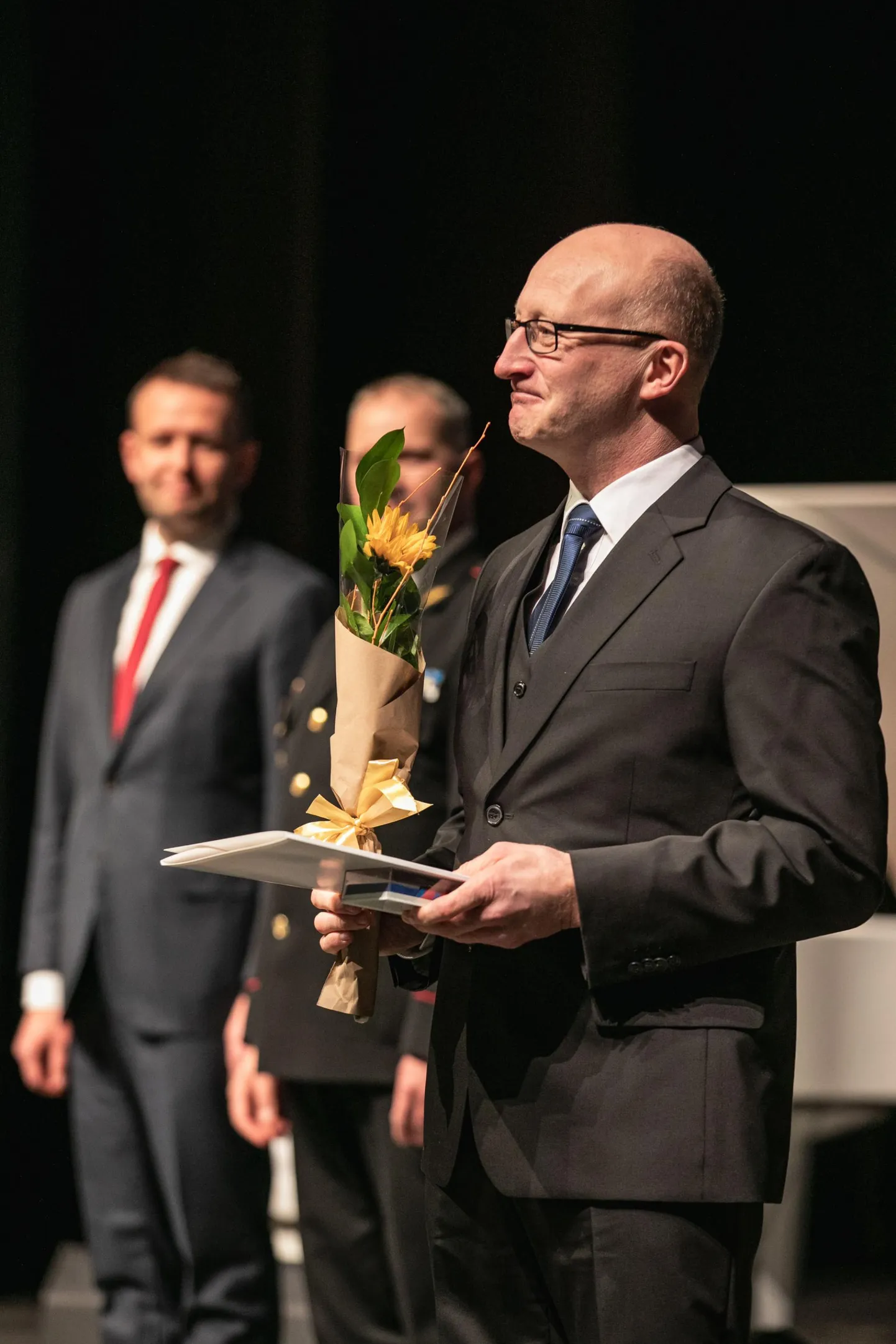 Üle 30 aasta päästeametis töötanud Tauno Suurkivile anti Põlvas üle päästeameti kõrgeim autasu - suur kuldrist.