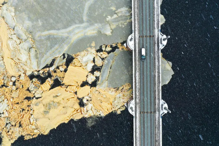 Droonipildilt on hästi näha Pärnu jõge kattev kollane jääpits.