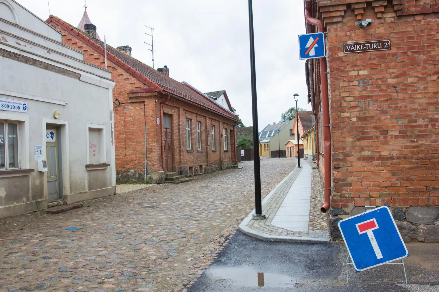 Juhuslik inimene märkas kaht pisikest last omapäi Väike-Turu tänaval kõndimas.