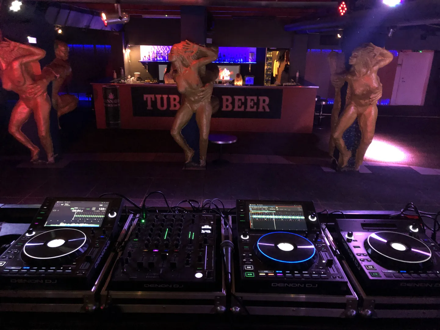 VIIMNE RIVISTUS ENNE SUNDPUHKUST, kirjutas DJ Peeter Kukk 30. oktoobril kell 23.05 tehtud foto iseloomustamiseks.