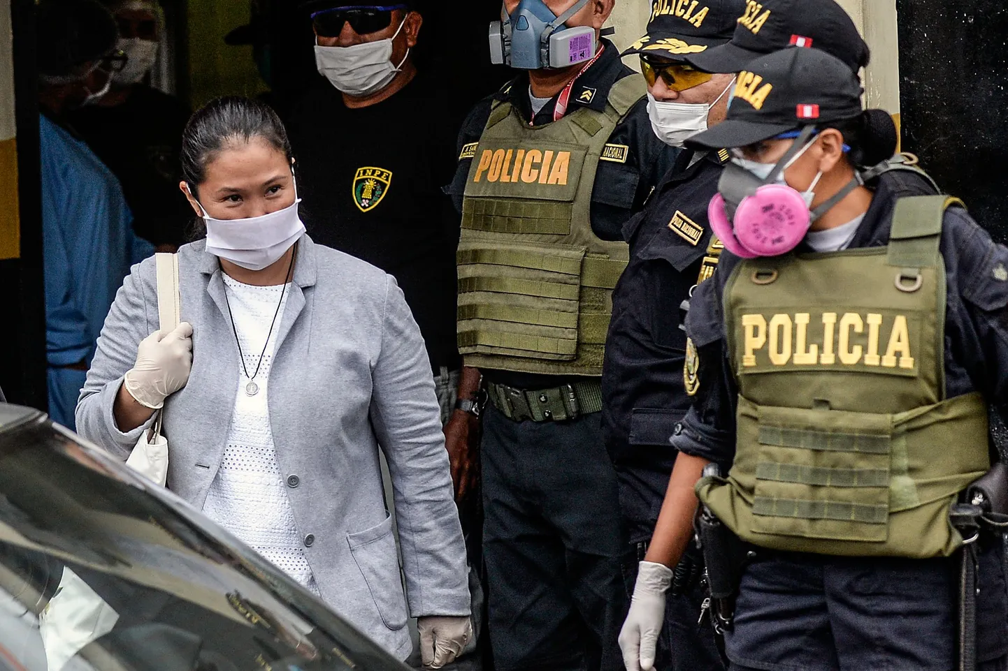 Keiko Fujimori vanglast lahkumas.