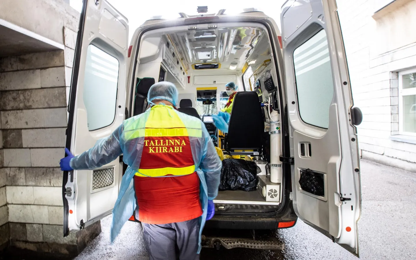 Vambola Paavo kirjutab, et praegu veame pealinna nakatunuid Tartu, Pärnu ja Võrru. Oleks aktiivravi alles Haapsalus ja Raplas, poleks tarvidust teha nii suuri kulutusi transpordile.