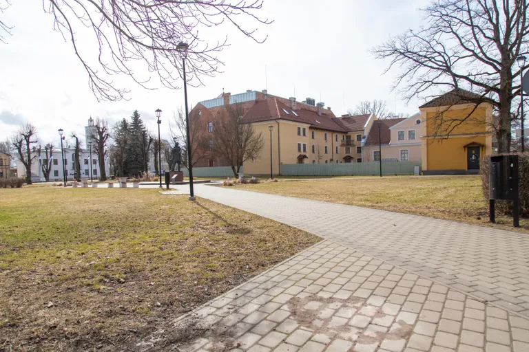 Pargiteele on maha jäänud vaid jälg seal seisnud maasikast. Viljandi kõik kaheksa betoonmaasikat on paranduses.
