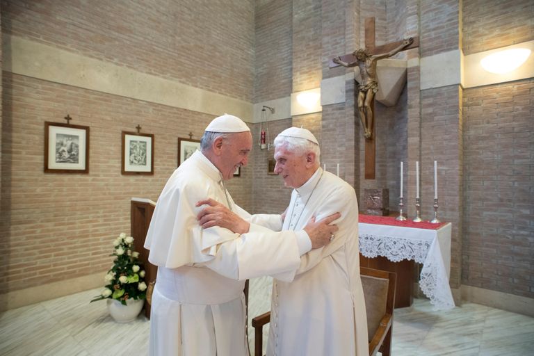 Paavst Franciscus ja emeriitpaavst Benedictus XVI.