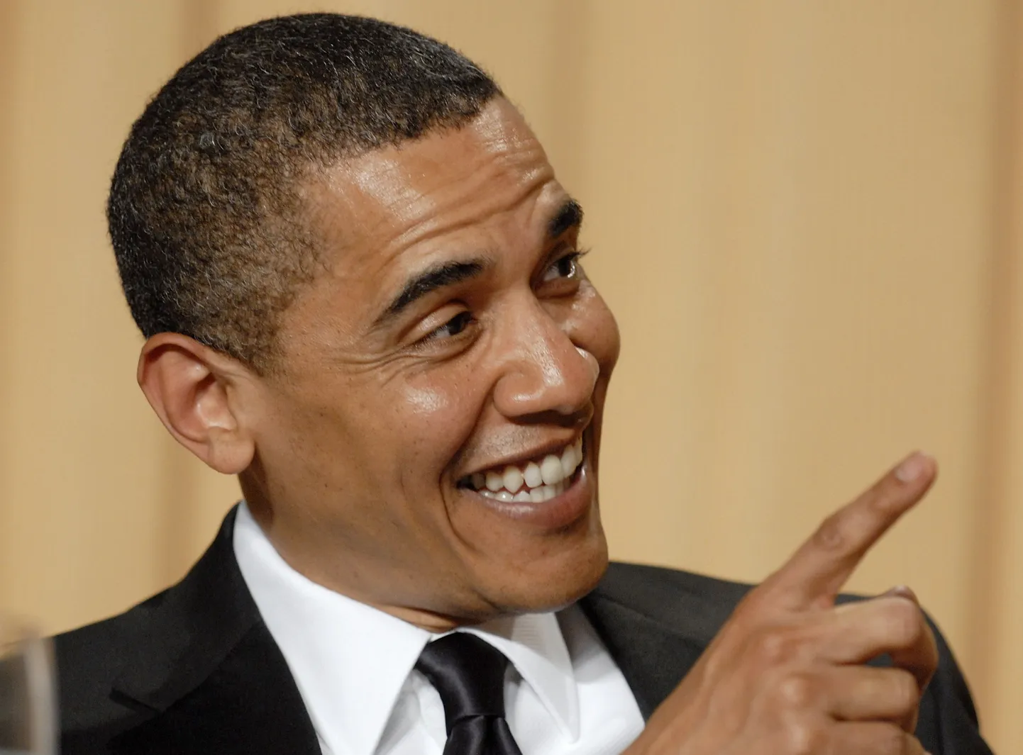 Barack Obama pilas õhtusöögil ennast ning kriitikuid.