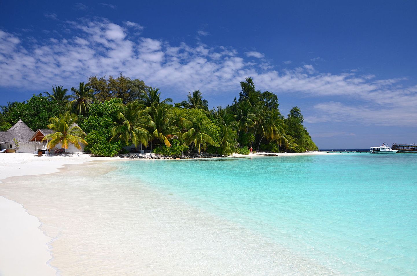 Bathalaa kuurortsaar Ari atollil on vaid 150 meetri pikkune ning mahutab kahte resorti.