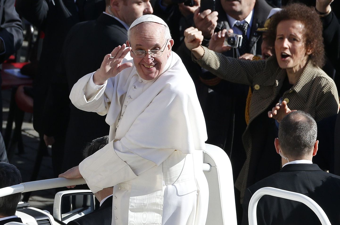 Paavst Franciscus ringsõidul mööda Püha Peetruse väljakut.