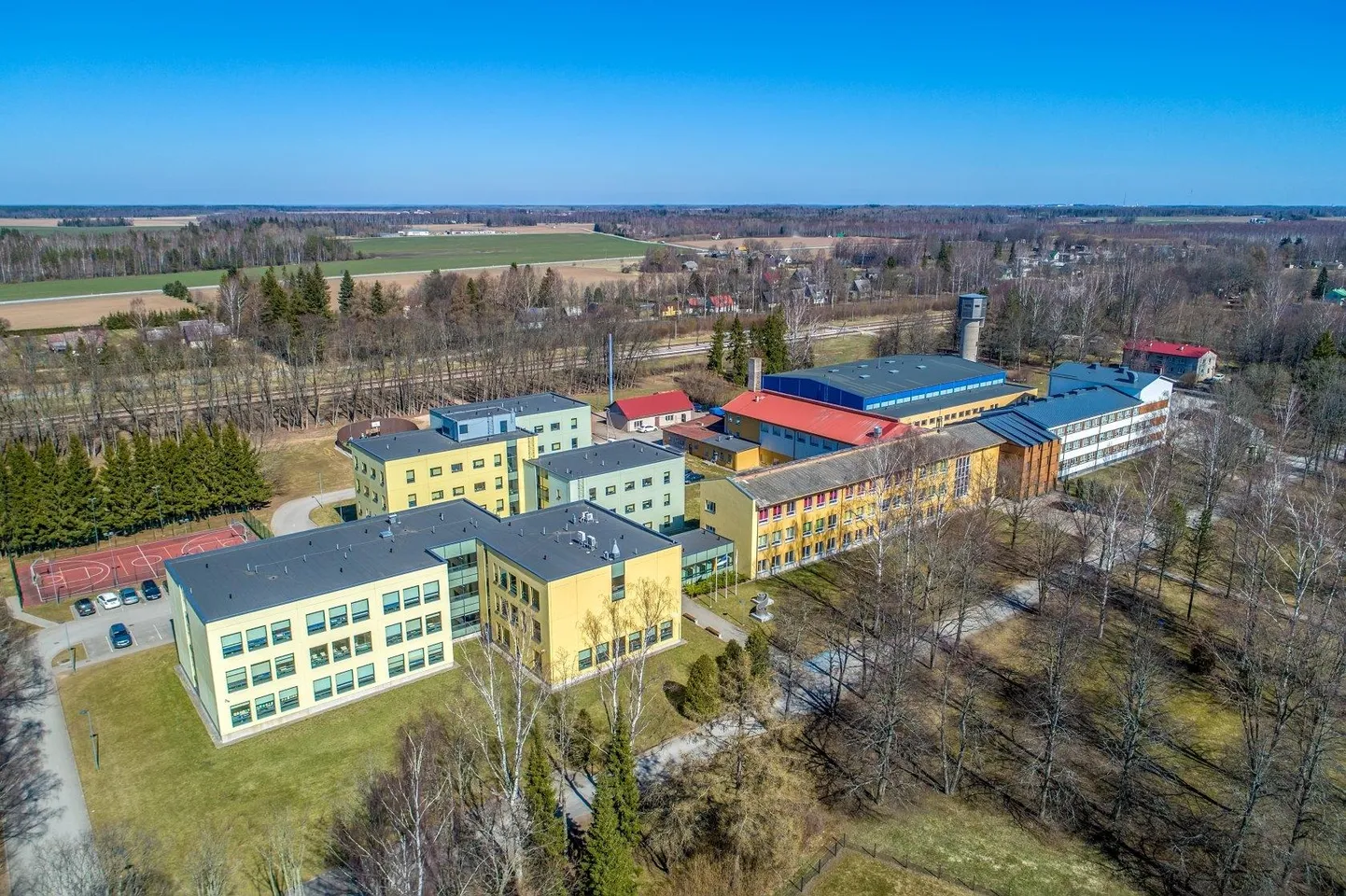 Droonifoto Nõo hariduskompleksile. 2013. aasta sügiseks põhjalikult ümberehitatud koolil on kolmekorruseline õppekorpus, kaks õpilaskodu korpust, millest ühel on kolm korrrust ja teisel neli, ning administratsioonikorpus.