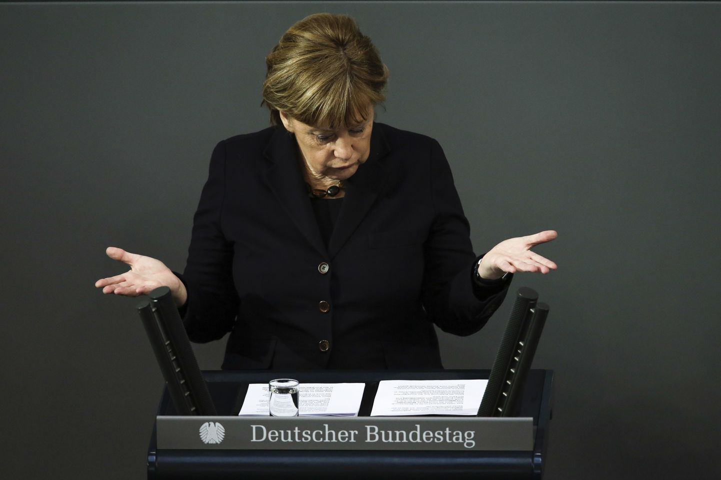 Angela Merkel Saksa parlamendis migratsioonipoliitikast kõnelemas.