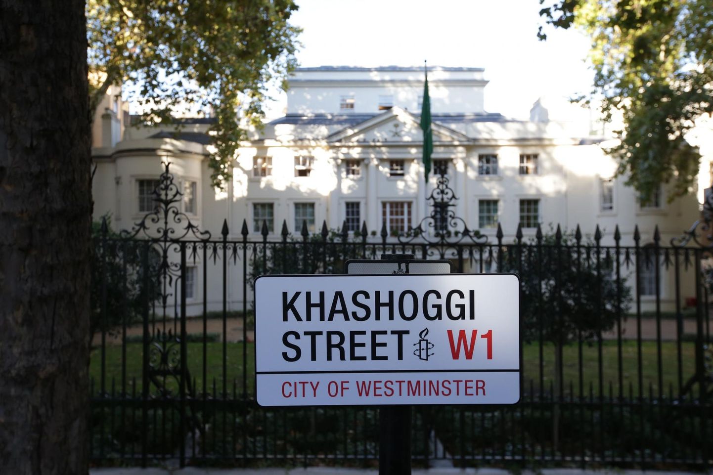 Meeleavaldajad paigutasid Londoni Saudi Araabia saatkonna ette protesti märgiks tänavasildi kirjaga «Khashoggi tänav».