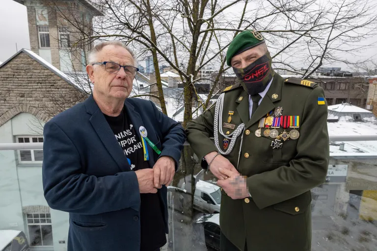 T-Bone и один из руководителей некоммерческой организации Toeta Ukrainat Антс Эрм. Вклад добровольцев бесценен, говорит солдат.