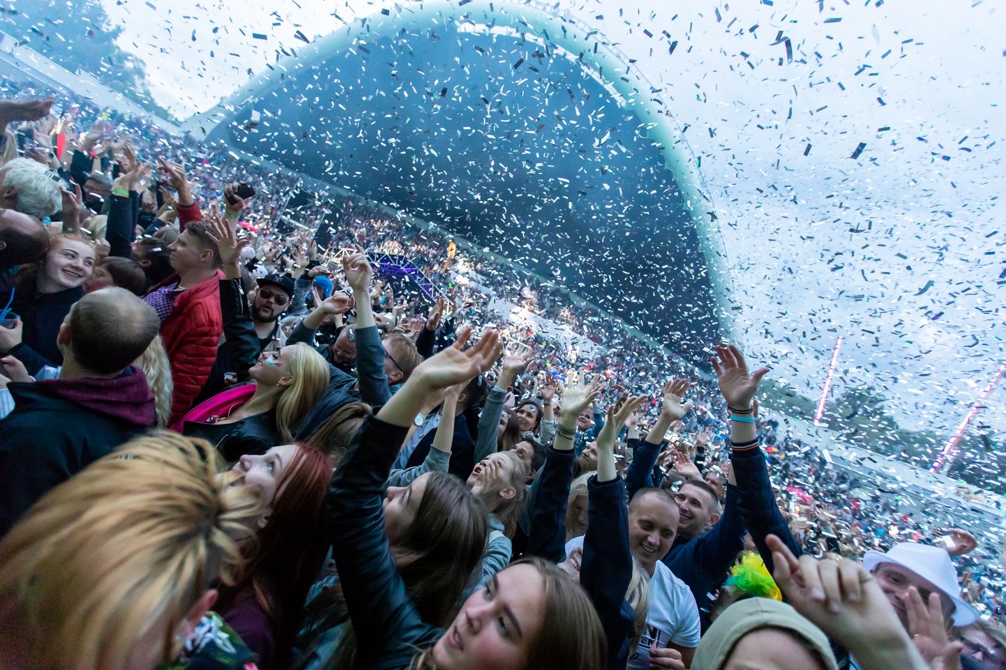 Фанаты на концерте Armin van Buuren в Таллинне в 2018 году.