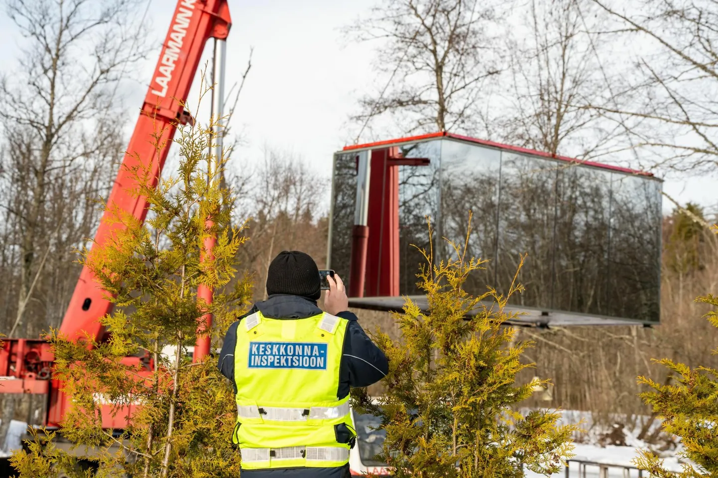Kanakülas Halliste jõe ääres elamusmajutust pakkunud puhkemaja viidi ametnike valvsa pilgu all minema, kuna äri aeti ehituskeeluvööndis.