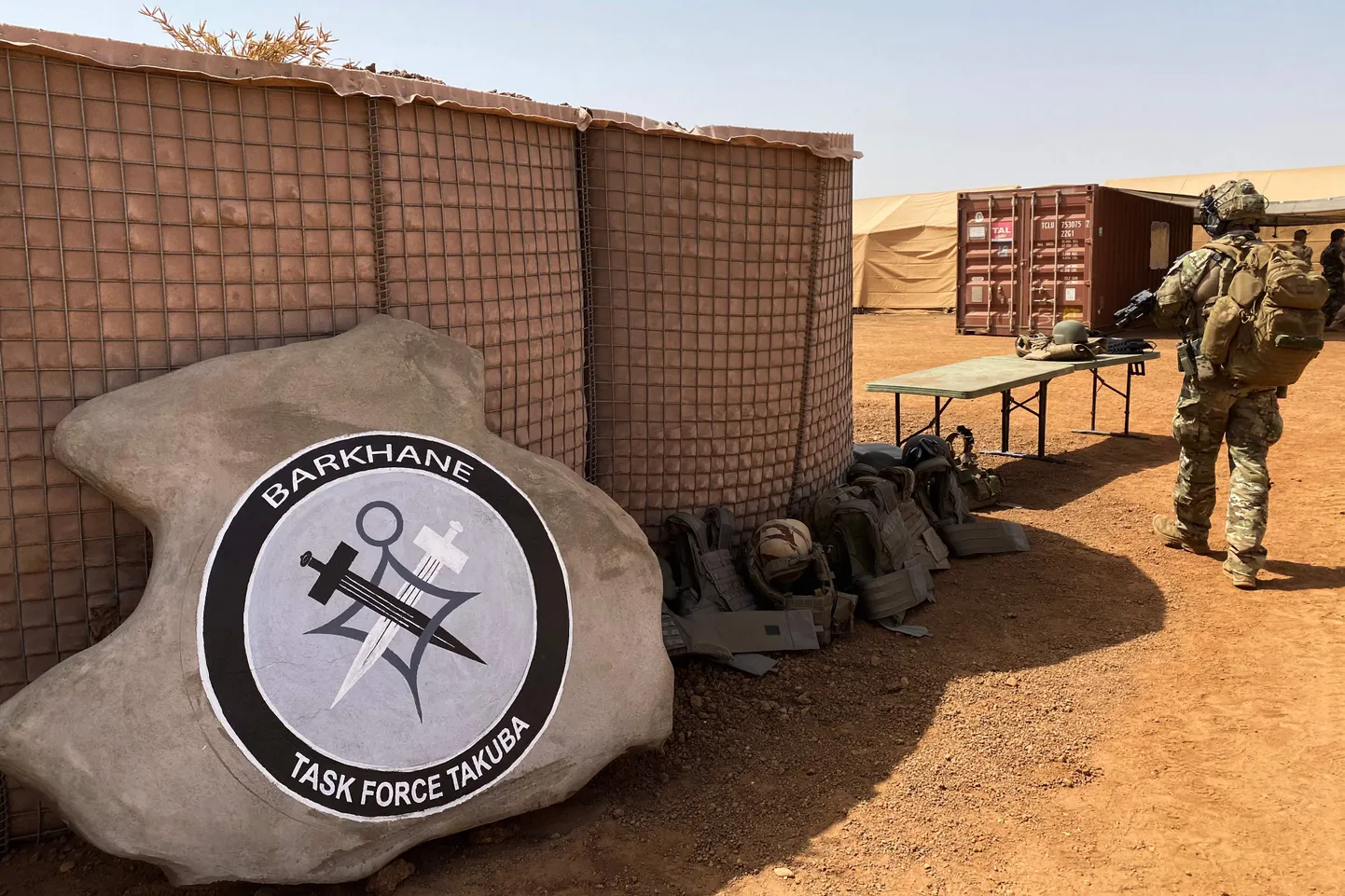 Malis baseeruvate ravusvaheliste vägede logo. Foto on illustratiivne.