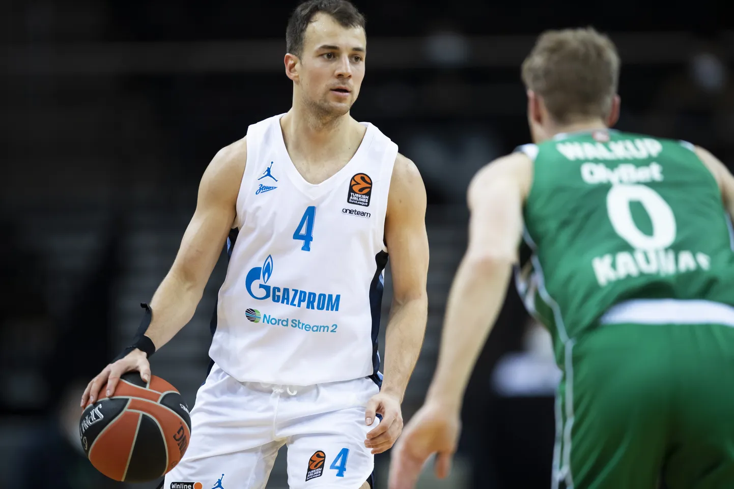 Kevin Pangos (valges) dirigeerib Peterburi Zenidi rünnakuid.