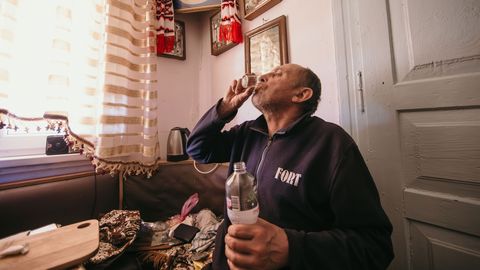 POSTIMEES UKRAINAS ⟩ Inimeseks olemise õpetus: hoia jumal ja horilka lähedal