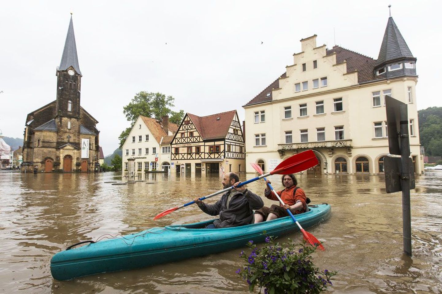 Päevi kestnud paduvihmade ja suurte üleujutuste tõttu on Tšehhis saanud surma vähemalt seitse ja Austrias kaks inimest, Šveitsis nõudsid tulvad ühe ohvri.