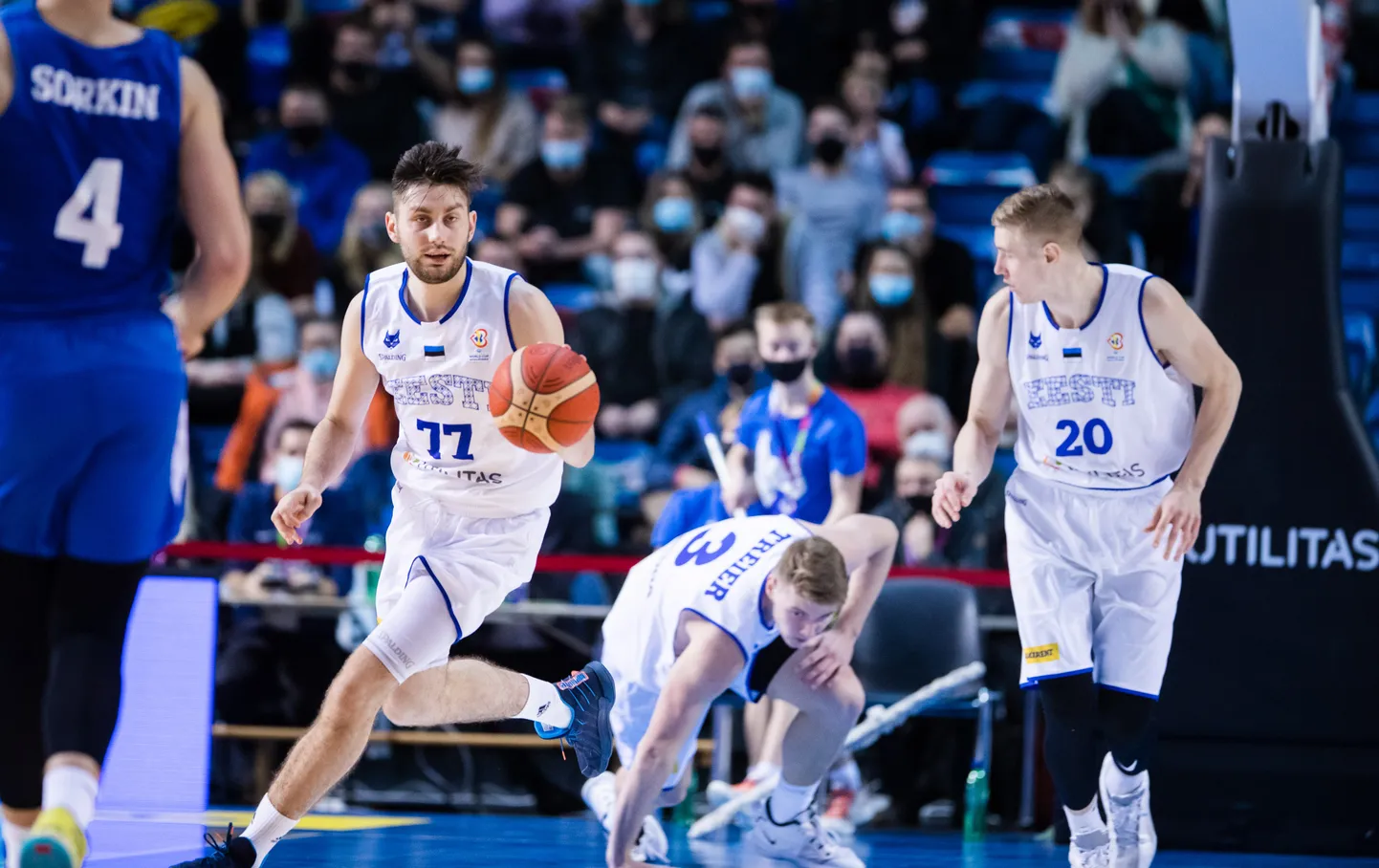 Kristian Kullamäe (palliga) Eesti koondise särgis.