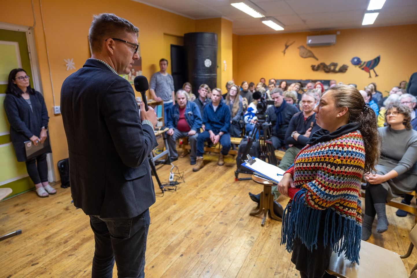Rahvakoosolek Metsküla algkooli sulgemise teemal. Pildil vasakult esiplaanil Lääneranna vallavanem Ingvar Saare ja paremal Silvia Lotman. 9. veebruar 2023.