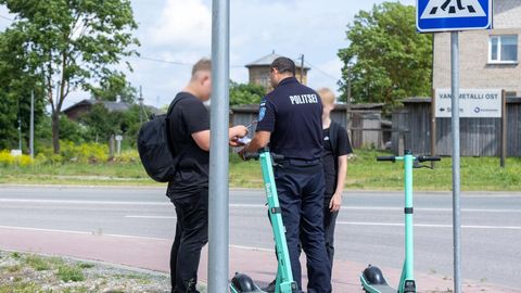 «Kõnniteel käimine on muutunud ohtlikuks!» Politsei karm meeldetuletus tõuksijuhtidele pani rahva kihama