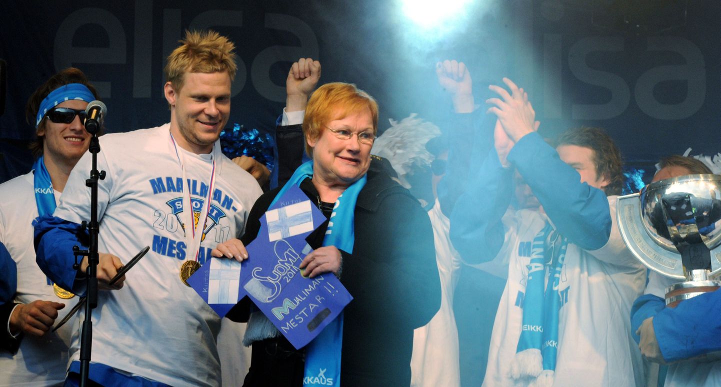 Soome president Tarja Halonen ja koondise kapten Mikko Koivu MM-tiitlit tähistamas