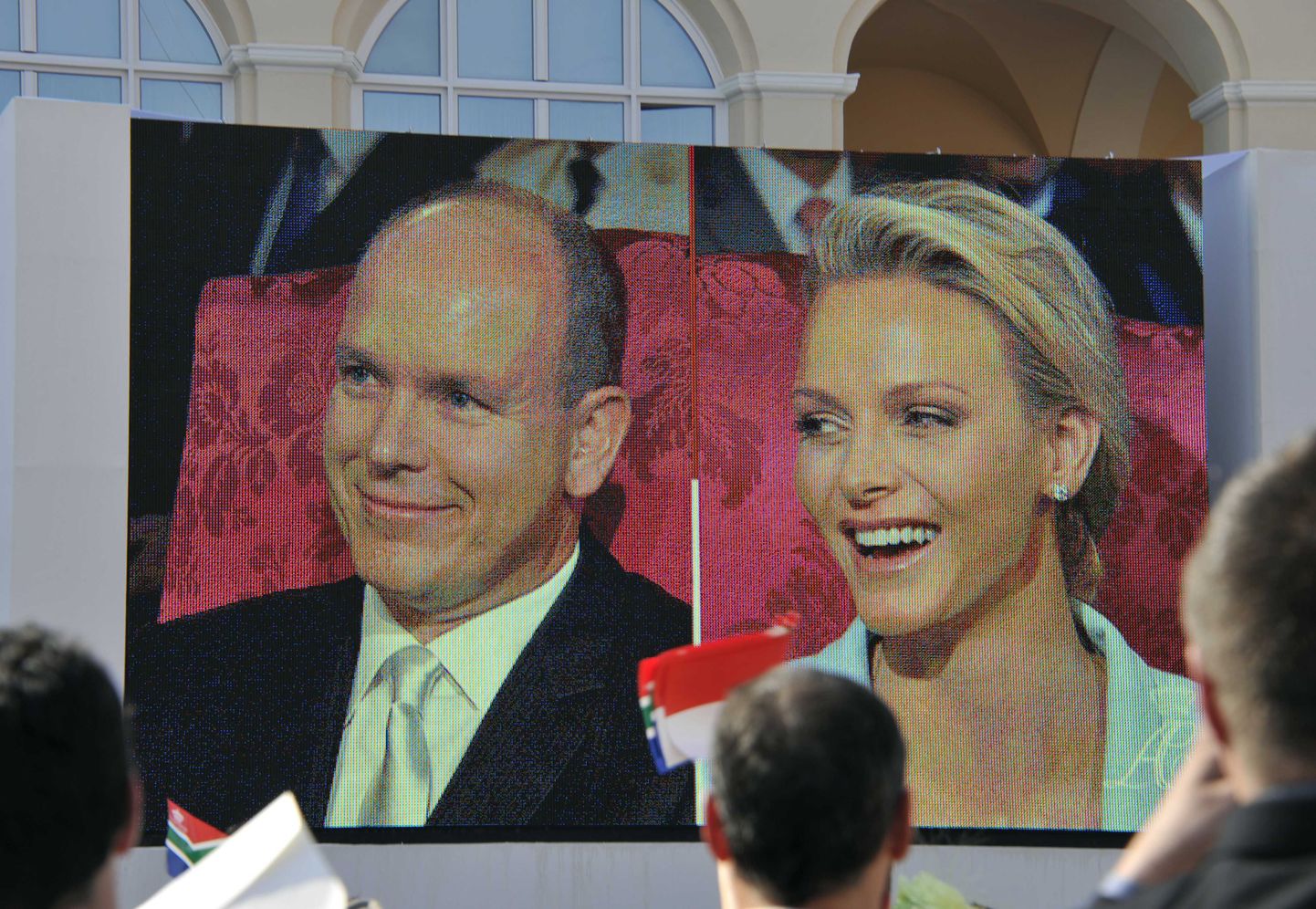 Свадьбу князя Монако и Шарлен Уиттсток показывали на большом экране.