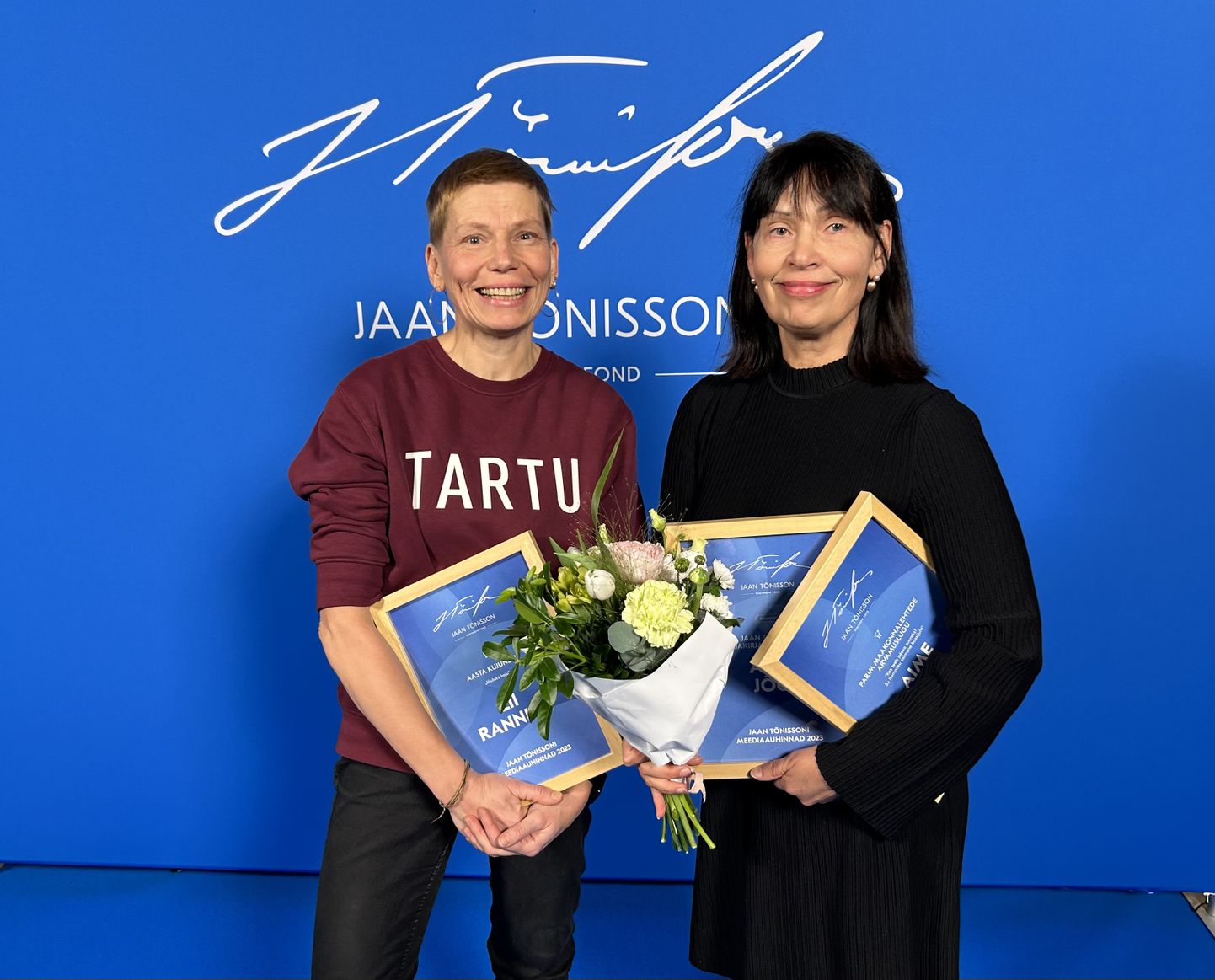 Jaan Tõnissoni meediaauhindade jagamisel preemiad pälvinud kujundaja Lii Ranniku (vasakul) ja ajakirjanik Aime Jõgi.