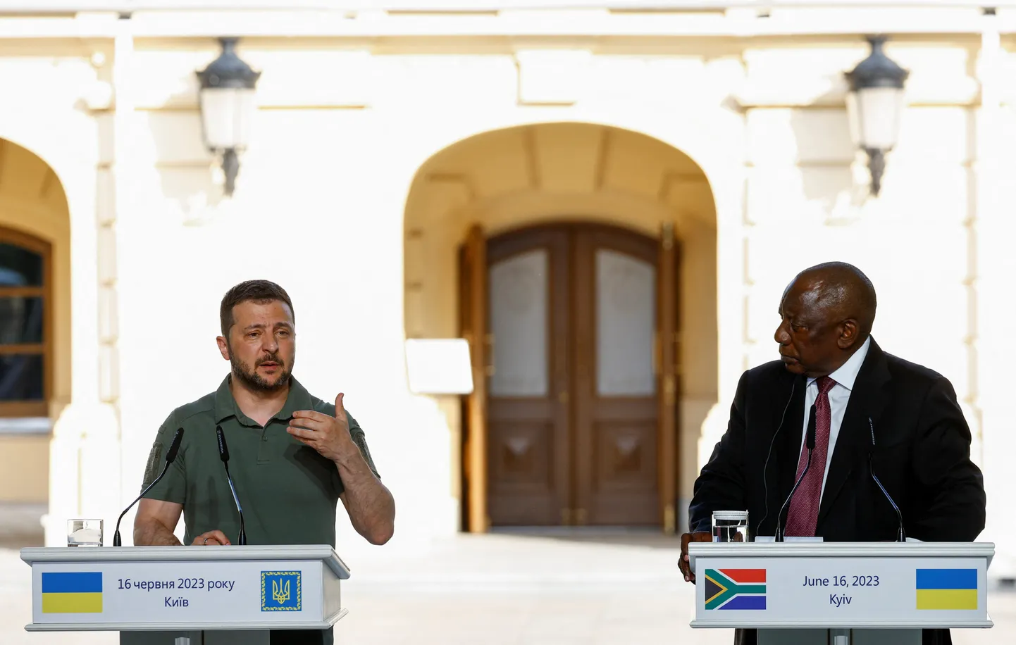Ukraina president Volodõmõr Zelenskõi pressikonverentsil koos Lõuna-Aafrika Vabariigi presidendi Cyril Ramaphosaga pärast kohtumist Aafrika riigijuhtide delegatsiooniga.