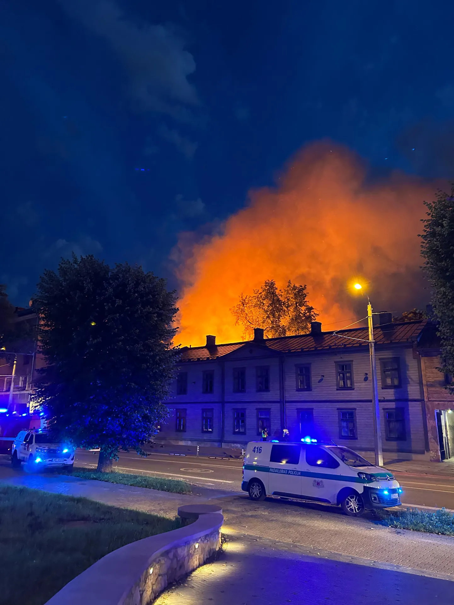 Пожар на улице Яня Асара в Риге