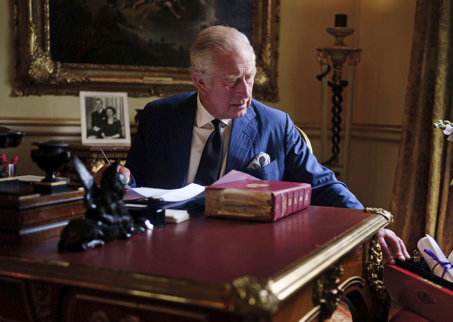 Briti kuningas Charles III tegelemas 11. septembril 2022 Londonis Buckinghami palees riigidokumentidega