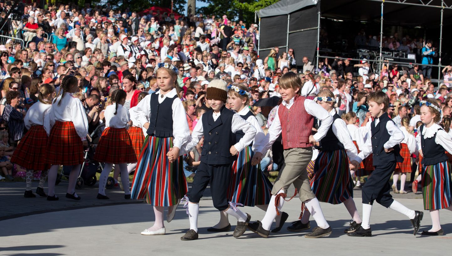 Laupäeval algab kell 17 Viljandi lauluväljakul maakonna laulu-ja tantsupidu "Mu õnn ja rõõm".