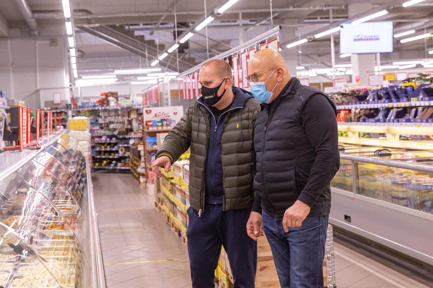 Георг (слева) и Олег Гроссь частые гости в своих магазинах, чтобы быть в курсе всех дел.