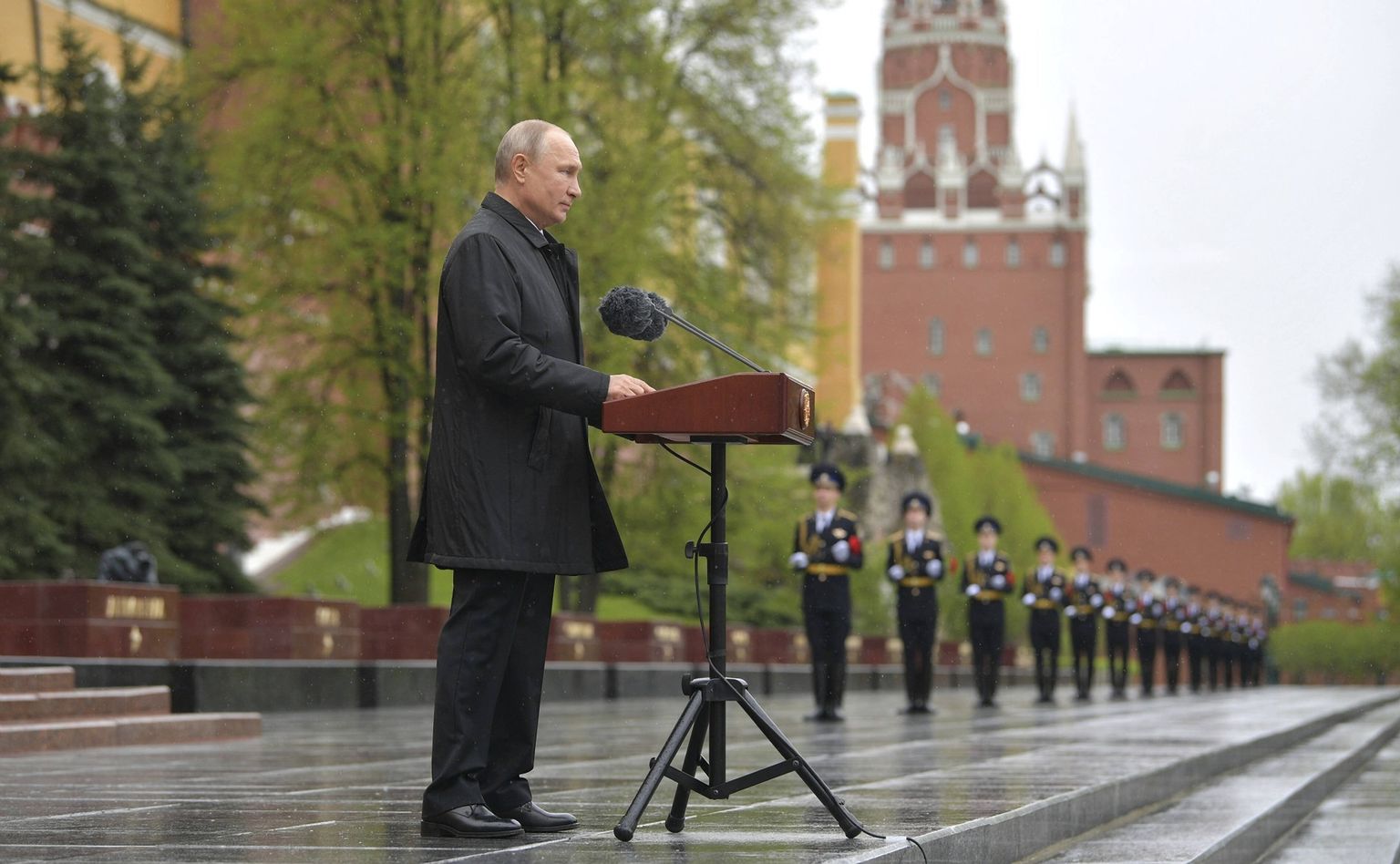 Putin 9. mail Kremlis tundmatu sõduri haua juures kõnet pidamas.