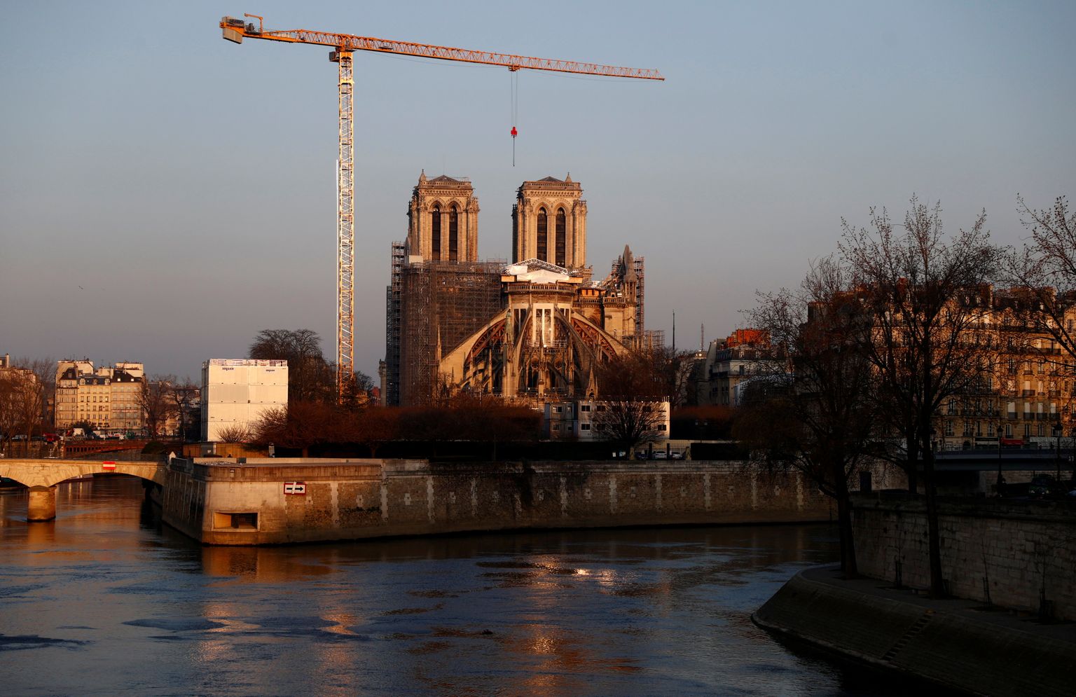 Hiiglaslik kraana Pariisi Jumalaema kiriku juures, kus jätkuvad 2019. aasta põlengu järgsed taastamis- ja ehitustööd.