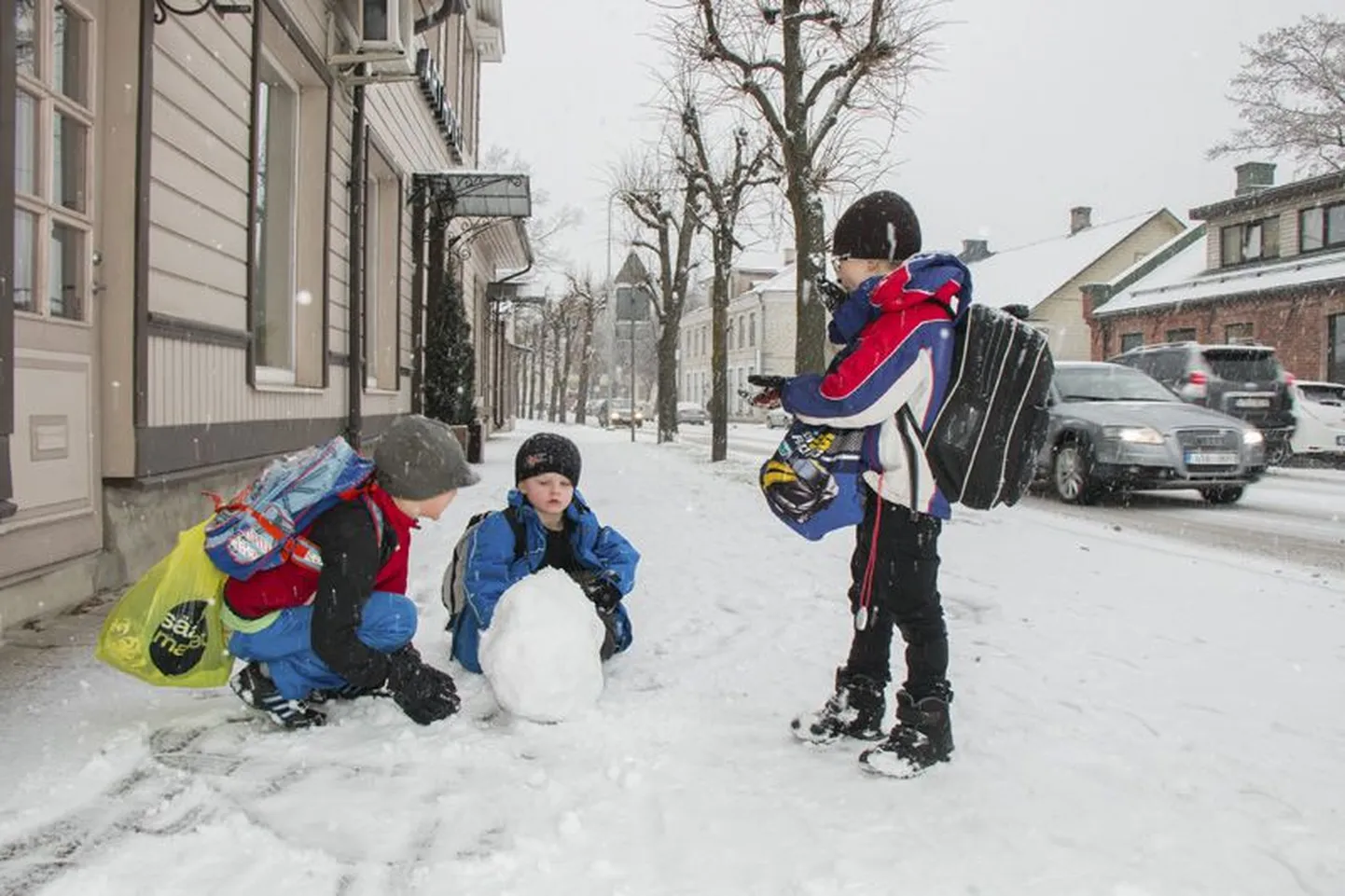Libedus põhjustas eile maakonnas mitu liiklusõnnetust, üksnes lapsed tundsid maha sadanud lumest rõõmu ja asusid kohe memmesid meisterdama.