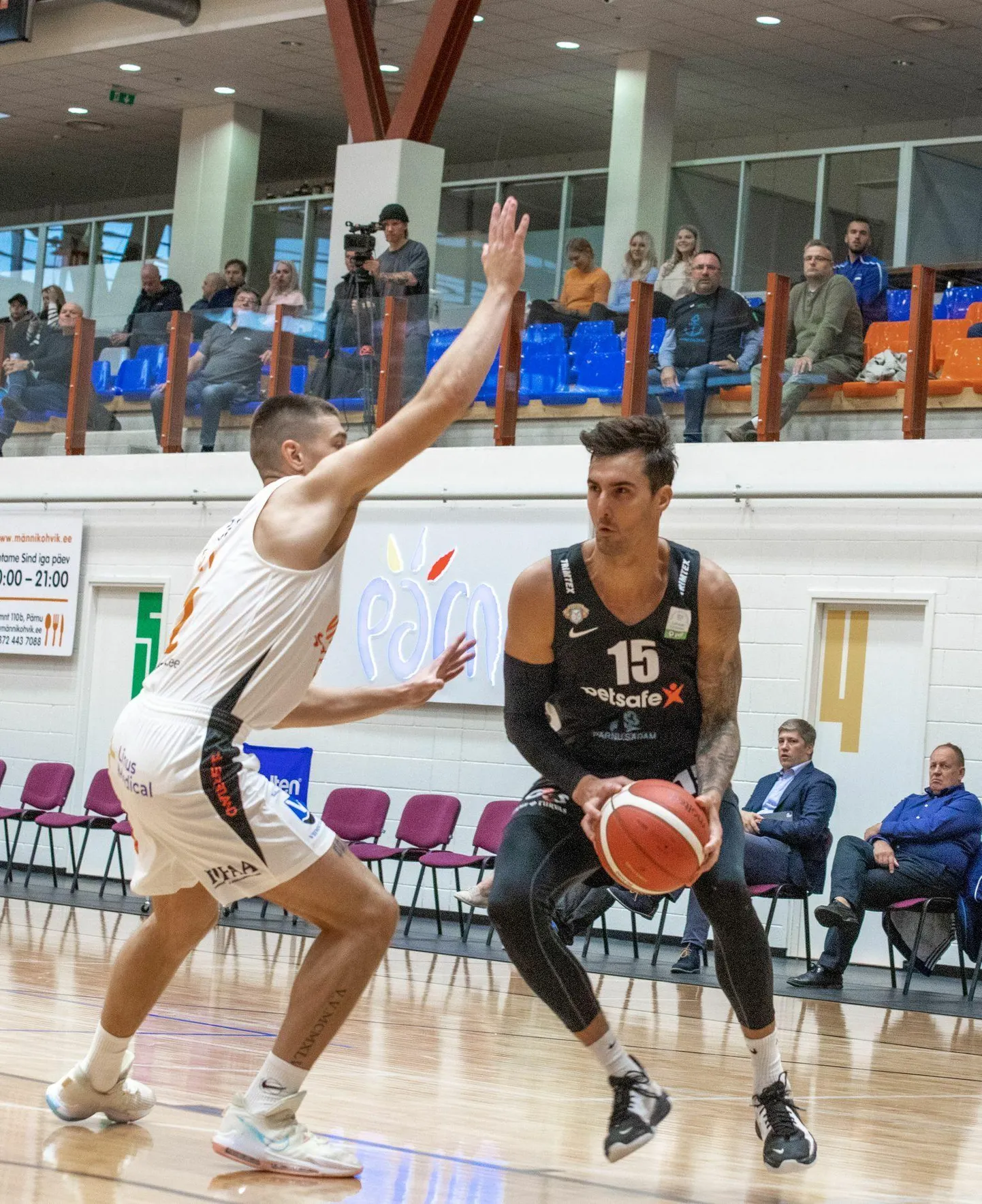Troy Barnies (palliga) kuulus Pärnu meeskonda ka eelmise hooaja alguses.